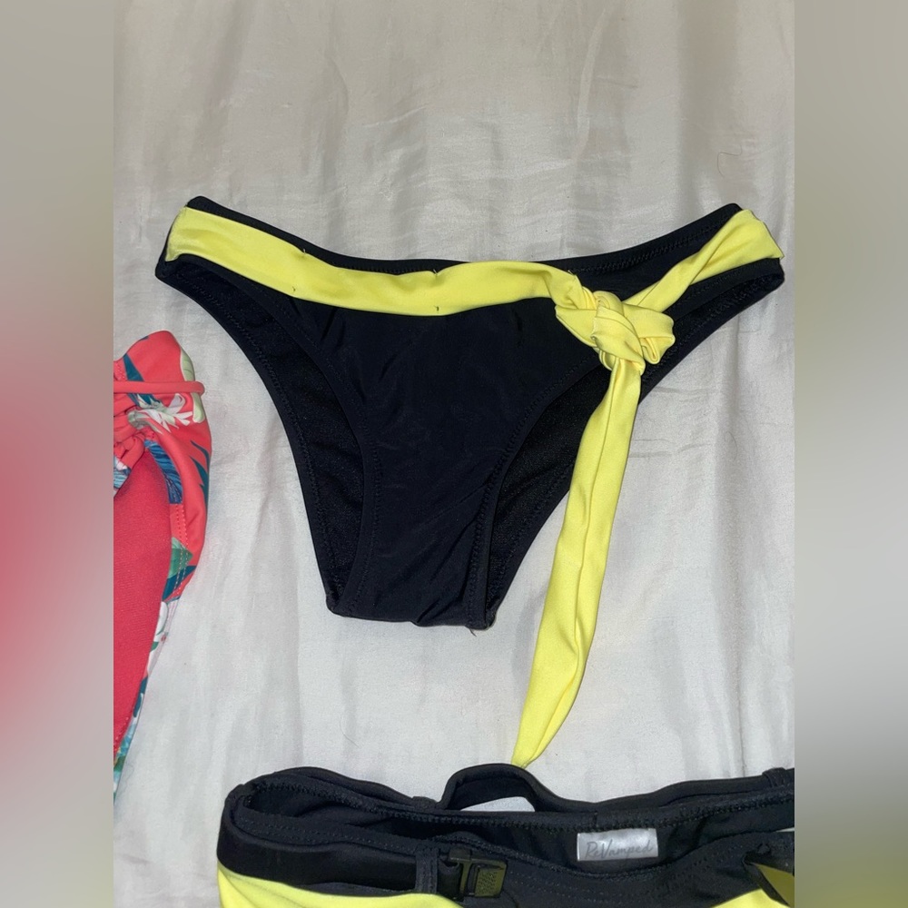 Assorted bikini pieces - Picture 5 of 9